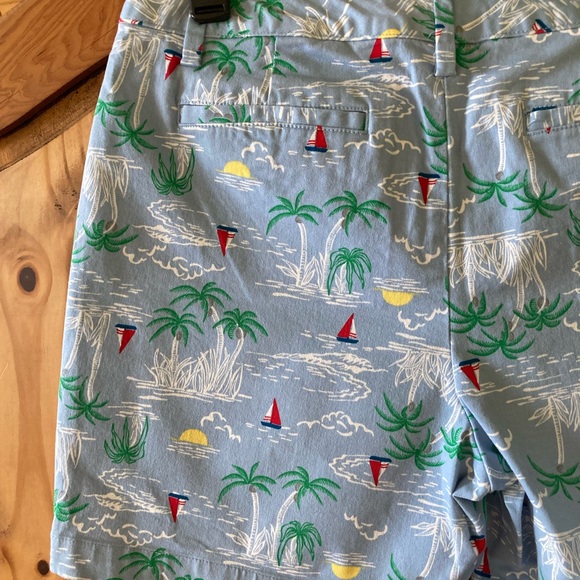 Women's Lands End Mid Rise blue green red sailboat ocean chino shorts size 12 - Picture 5 of 9